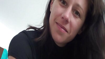 Balta mergina filmavo veisimąsi plika su juodu smeigtuku